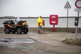 Omstanders gooien reddingsboei naar drenkeling in IJmuiden