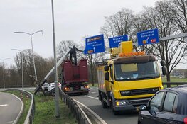 Bestuurder vrachtwagen rijdt constructie met wegbewijzering uit de grond