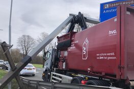 Bestuurder vrachtwagen rijdt constructie met wegbewijzering uit de grond