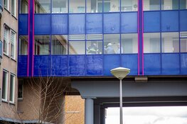 Senior komt vast te zitten in stoel in Velserbroek; hulpdiensten gealarmeerd