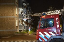 Brandweer redt mensen via balkon bij scooterbrand in IJmuiden