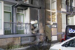 Brandweer redt mensen via balkon bij scooterbrand in IJmuiden