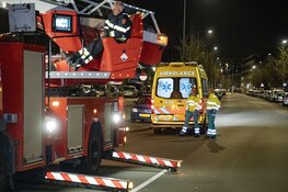 Brandweer redt mensen via balkon bij scooterbrand in IJmuiden